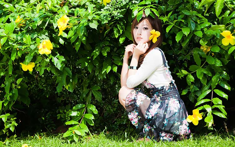 花丛中的美丽女孩MM mikao壁纸B008