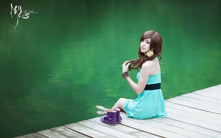 小雅《湖心》坐在湖边美女高清壁纸B001