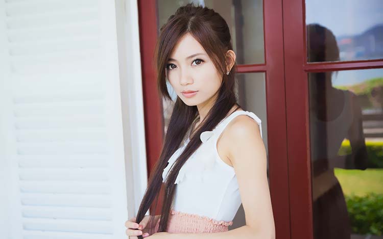 清纯养眼美女户外写真桌面高清壁纸