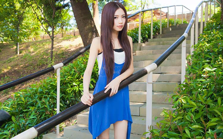 台阶上的女孩