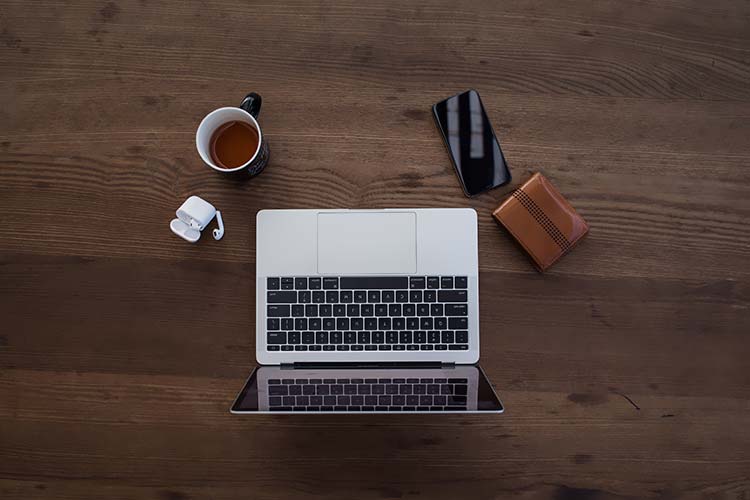 桌上的笔记本电脑与咖啡及手机