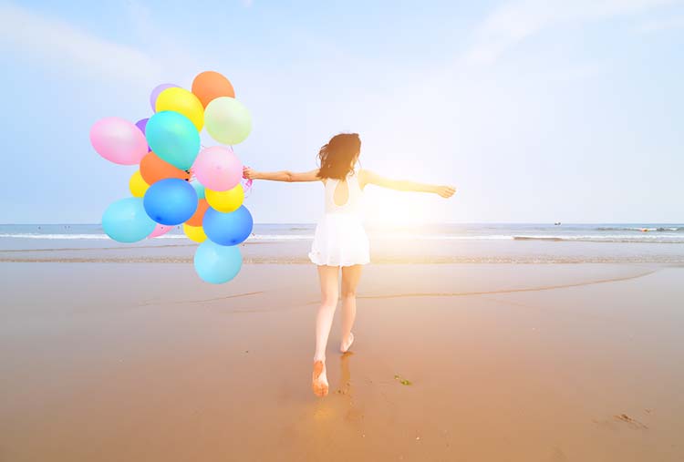 夏天海滩 沙子 女孩 五颜六色气球 5k图片