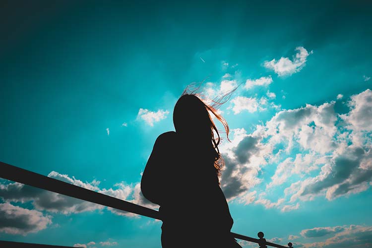 一个女孩的天空人物摄影6K壁纸